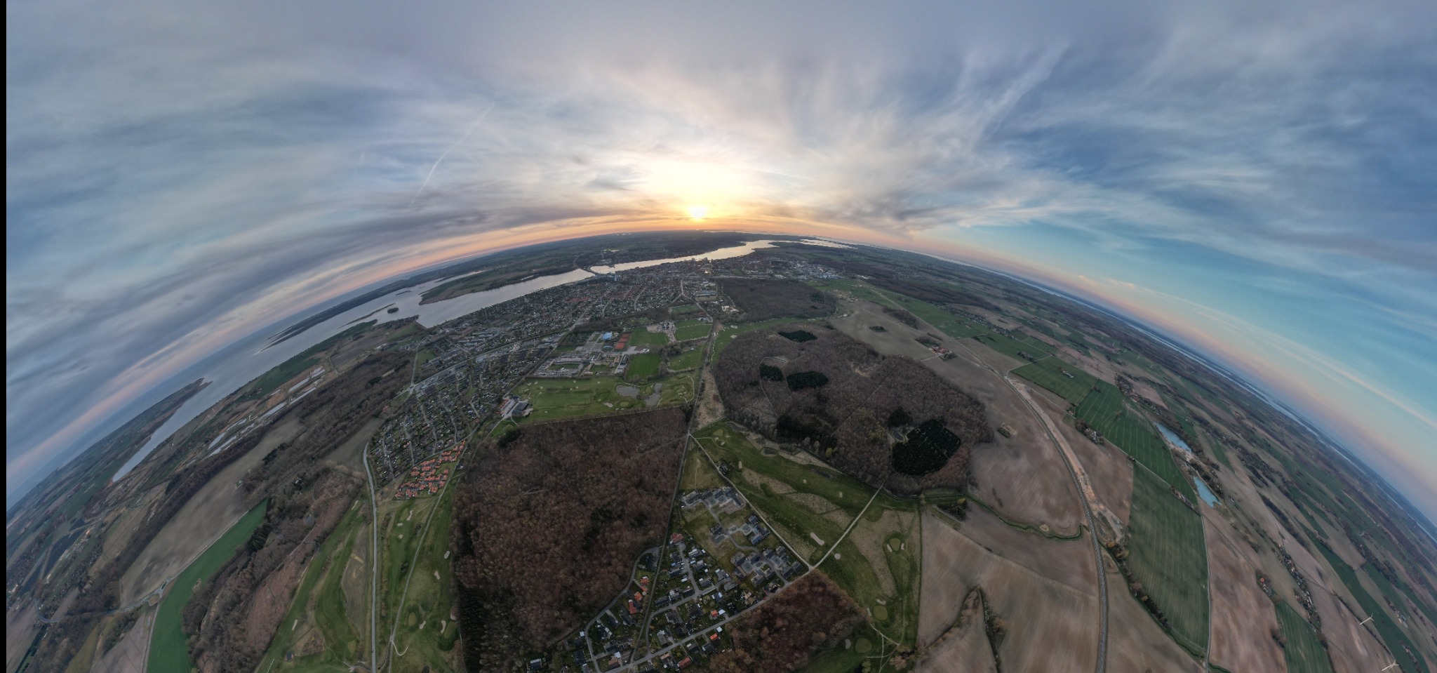 Panorama over by og landskab fra Rytters Droner
